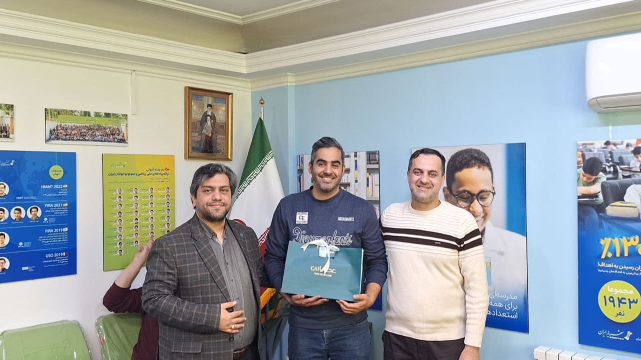 تقدیر از نفرات برتر نظرسنجی معلمان و همکاران تقدیر از نفرات برتر نظرسنجی معلمان و همکاران